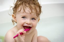 Ενθαρρύνετε τα παιδιά να βουρτσίζουν τα δόντια τους με αυτούς τους αποτελεσματικούς τρόπους!